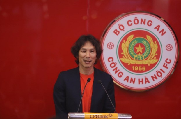 hlv-polking-chot-thoi-diem-cap-ben-v-league-hlv-gong-bi-cahn-thanh-ly-hop-dong